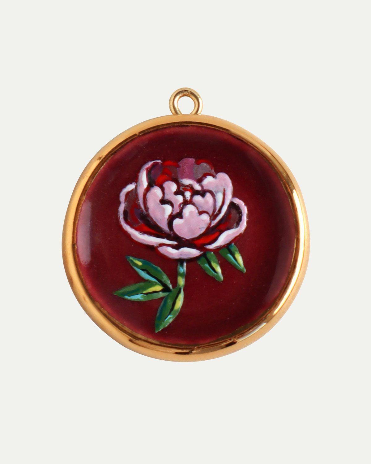 Рожева півонія на тлі кольору бургунді