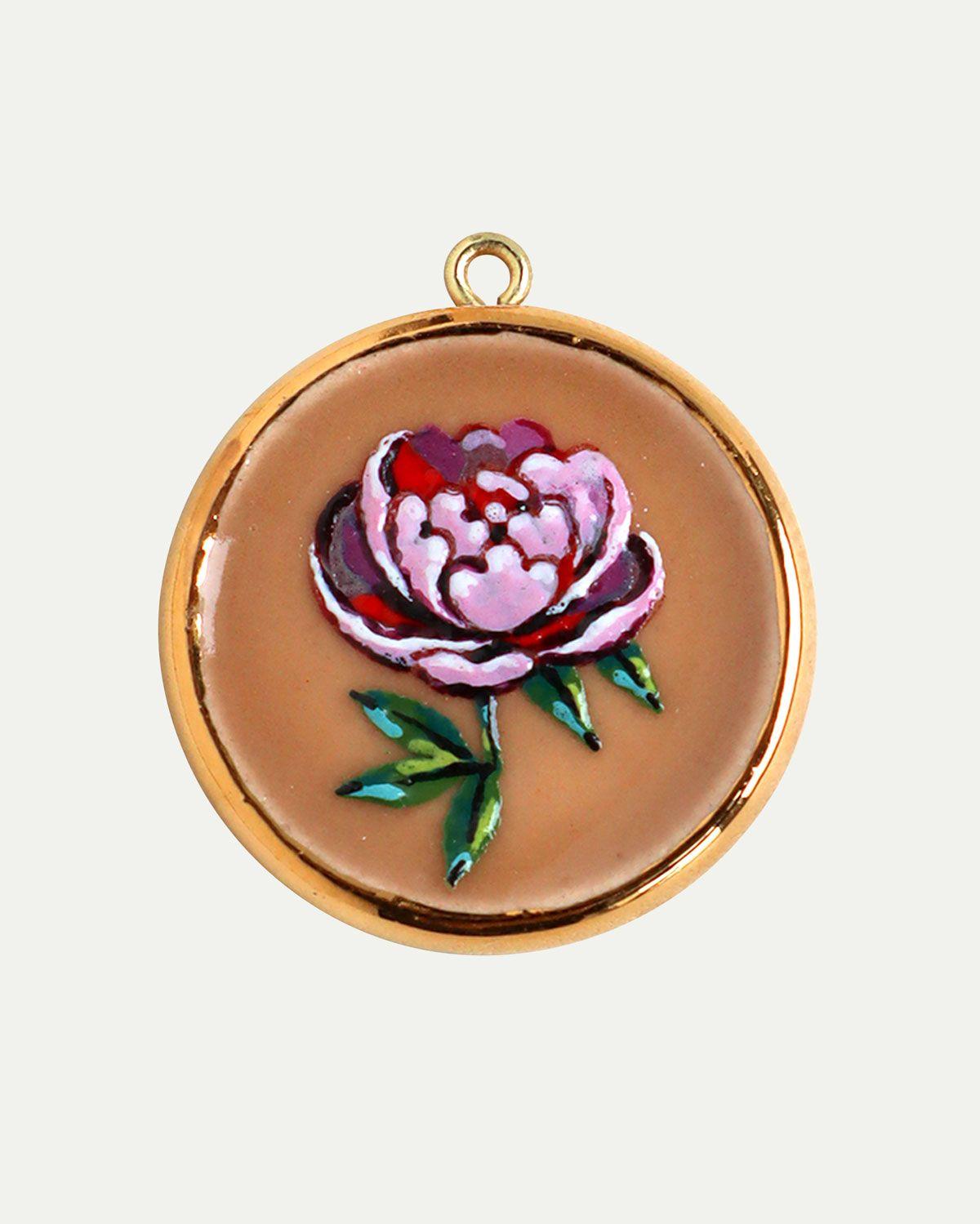 Рожева півонія на пісочному тлі